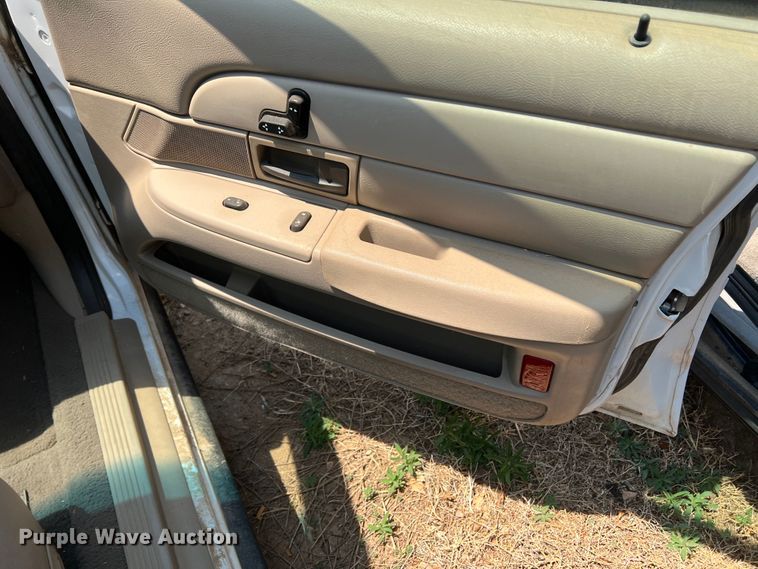 image for item DR1425 2004 Ford Crown Victoria
