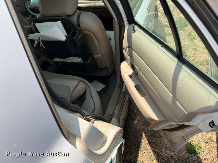 image for item DR1425 2004 Ford Crown Victoria