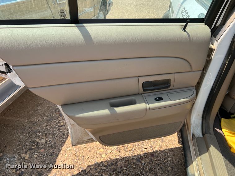 image for item DR1425 2004 Ford Crown Victoria