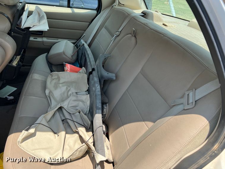 image for item DR1425 2004 Ford Crown Victoria