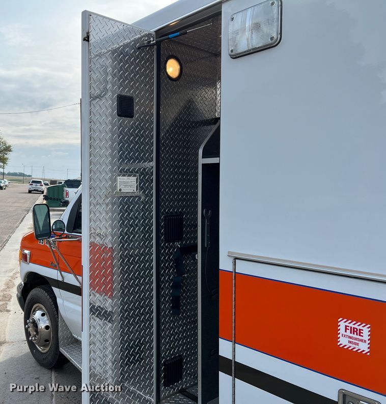 image for item DR1524 1998 Ford E450 Super Duty  ambulance