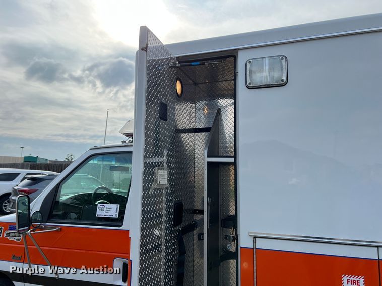 image for item DR1524 1998 Ford E450 Super Duty  ambulance