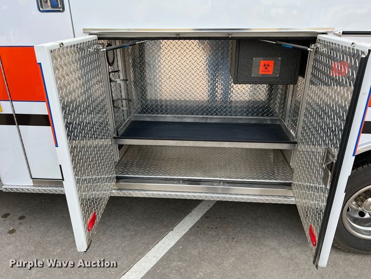 image for item DR1524 1998 Ford E450 Super Duty  ambulance