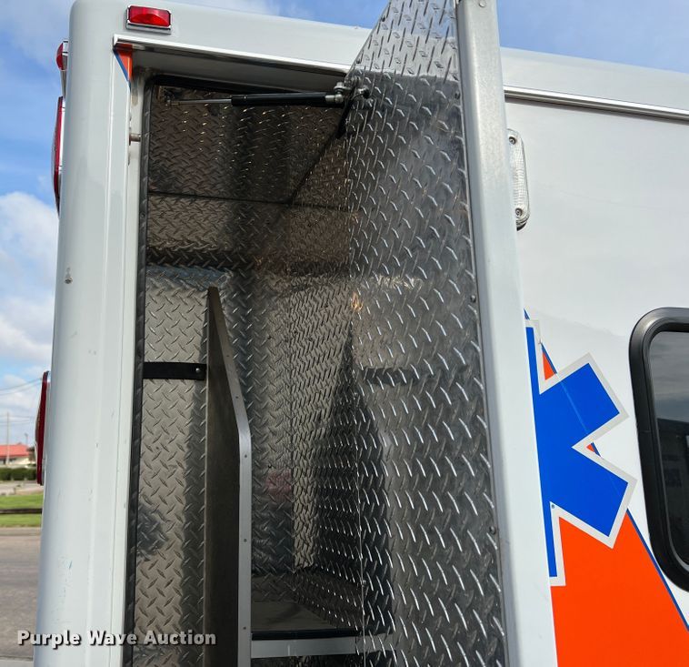 image for item DR1524 1998 Ford E450 Super Duty  ambulance