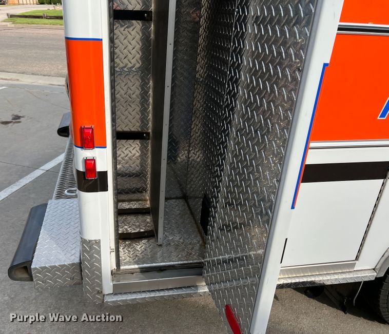 image for item DR1524 1998 Ford E450 Super Duty  ambulance
