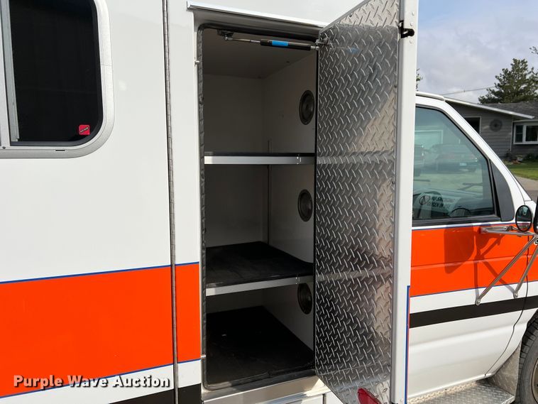 image for item DR1524 1998 Ford E450 Super Duty  ambulance