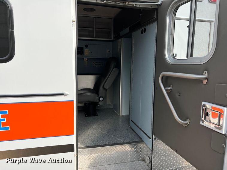 image for item DR1524 1998 Ford E450 Super Duty  ambulance