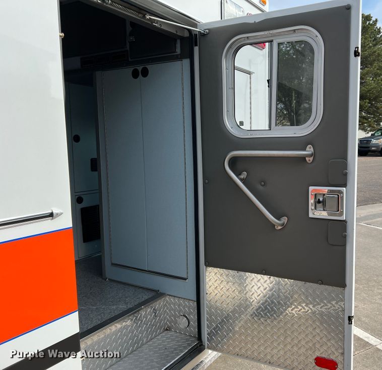 image for item DR1524 1998 Ford E450 Super Duty  ambulance