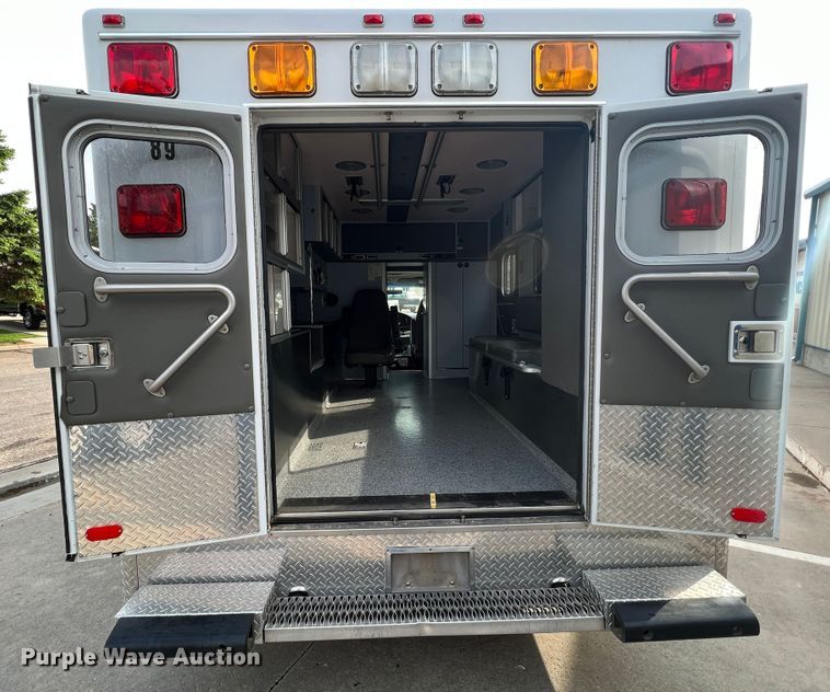 image for item DR1524 1998 Ford E450 Super Duty  ambulance