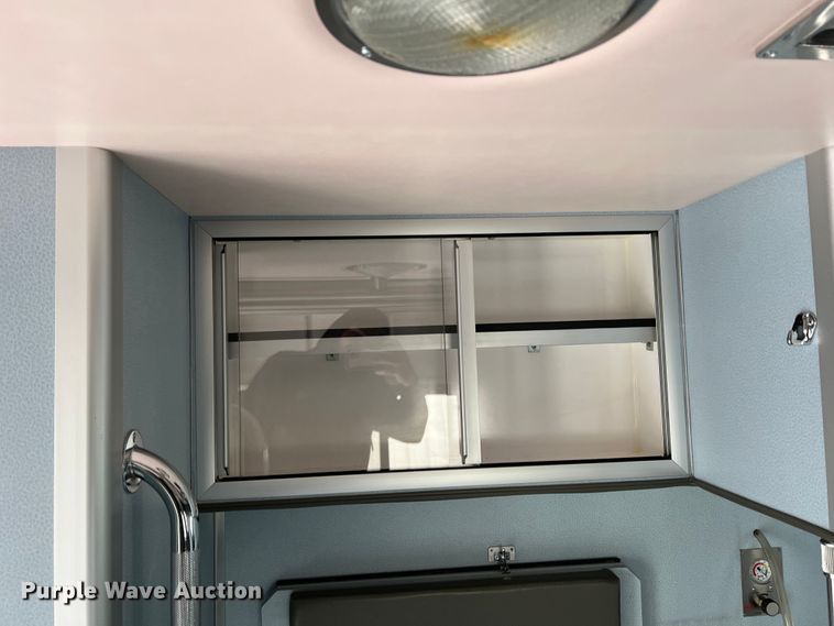 image for item DR1524 1998 Ford E450 Super Duty  ambulance