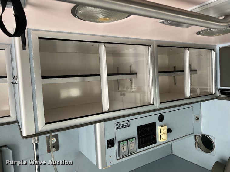 image for item DR1524 1998 Ford E450 Super Duty  ambulance