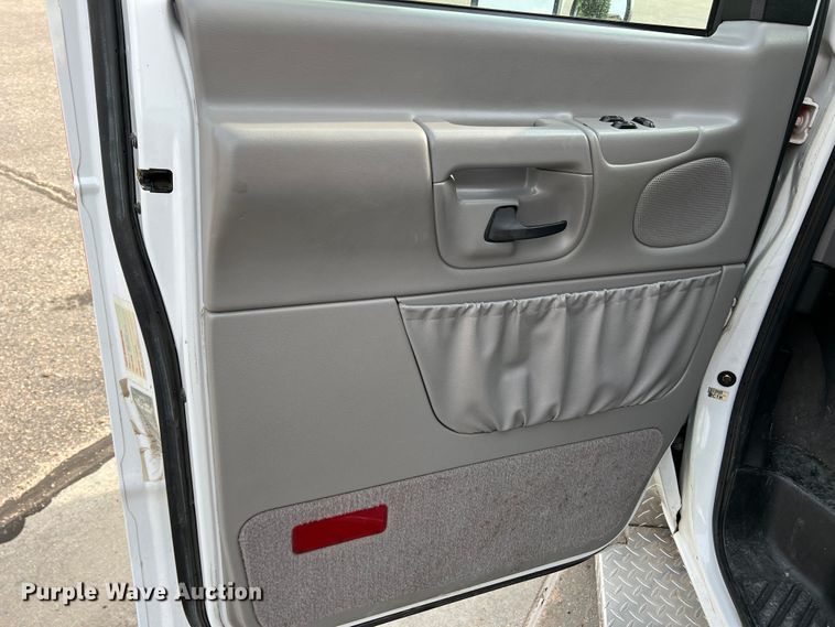 image for item DR1524 1998 Ford E450 Super Duty  ambulance