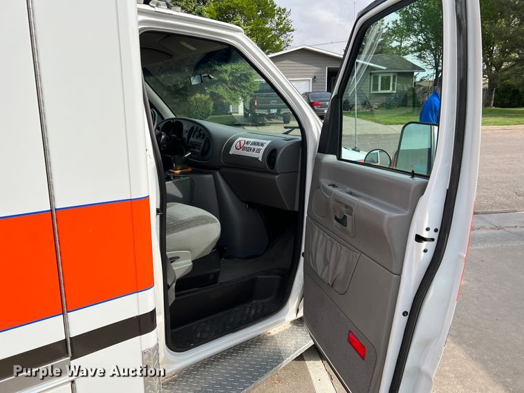 image for item DR1524 1998 Ford E450 Super Duty  ambulance