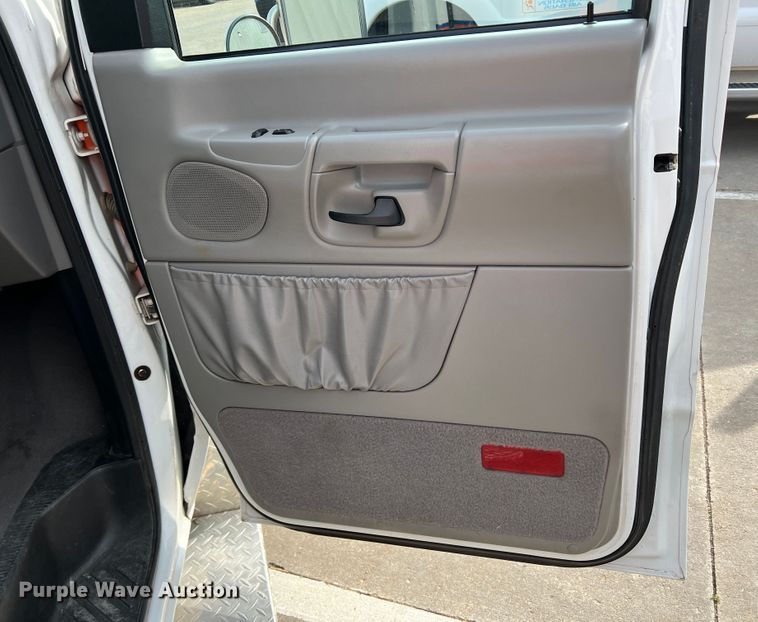 image for item DR1524 1998 Ford E450 Super Duty  ambulance