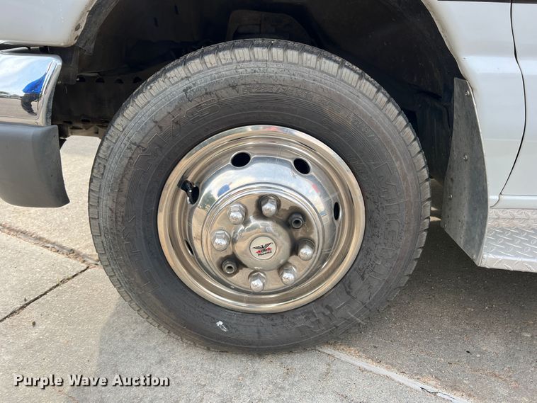 image for item DR1524 1998 Ford E450 Super Duty  ambulance