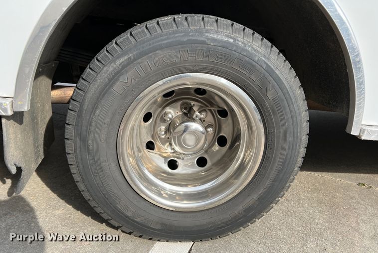 image for item DR1524 1998 Ford E450 Super Duty  ambulance