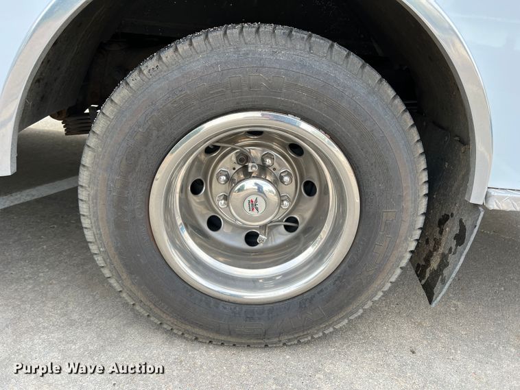 image for item DR1524 1998 Ford E450 Super Duty  ambulance