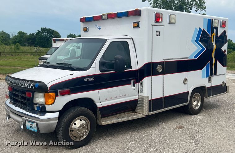 image for item HL9033 2003 Ford E350 Super Duty  ambulance