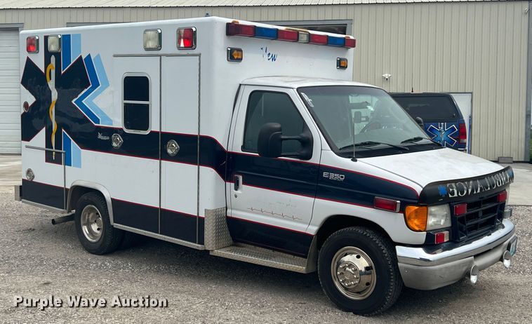 image for item HL9033 2003 Ford E350 Super Duty  ambulance