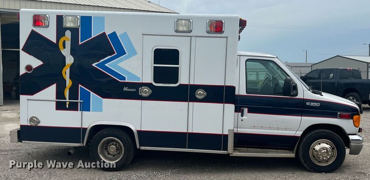image for item HL9033 2003 Ford E350 Super Duty  ambulance