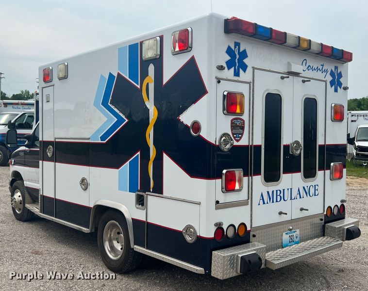 image for item HL9033 2003 Ford E350 Super Duty  ambulance