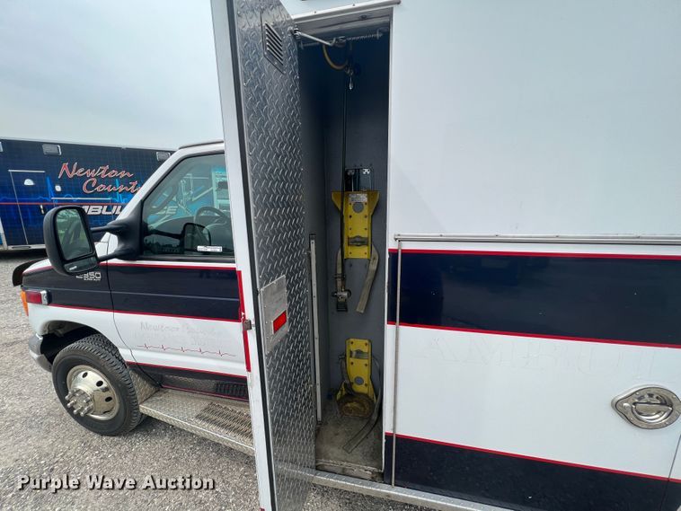 image for item HL9033 2003 Ford E350 Super Duty  ambulance