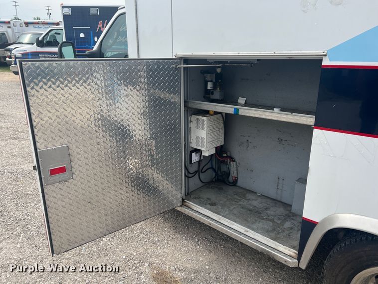 image for item HL9033 2003 Ford E350 Super Duty  ambulance