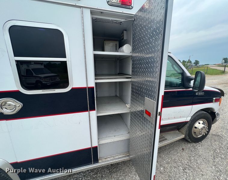 image for item HL9033 2003 Ford E350 Super Duty  ambulance