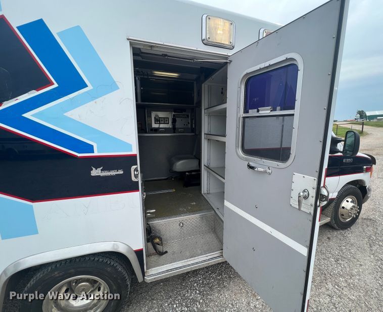 image for item HL9033 2003 Ford E350 Super Duty  ambulance