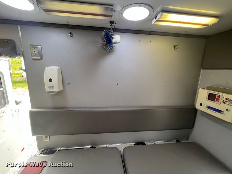 image for item HL9033 2003 Ford E350 Super Duty  ambulance
