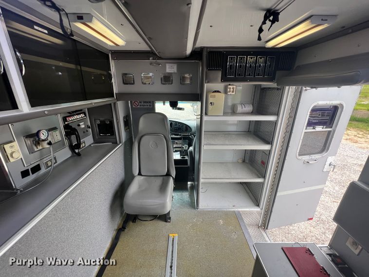 image for item HL9033 2003 Ford E350 Super Duty  ambulance