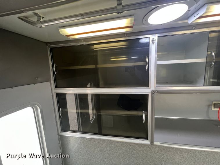 image for item HL9033 2003 Ford E350 Super Duty  ambulance