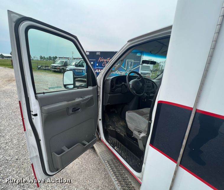 image for item HL9033 2003 Ford E350 Super Duty  ambulance