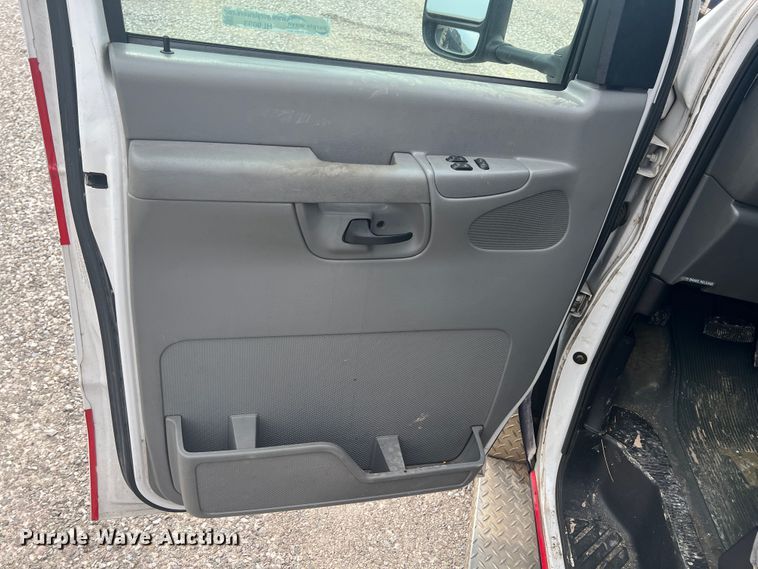 image for item HL9033 2003 Ford E350 Super Duty  ambulance