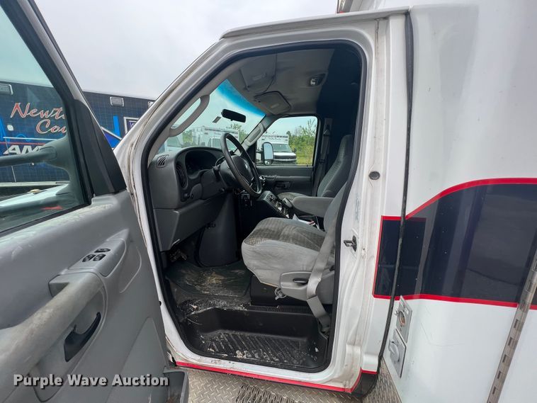 image for item HL9033 2003 Ford E350 Super Duty  ambulance