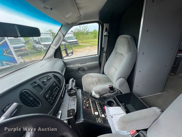 image for item HL9033 2003 Ford E350 Super Duty  ambulance