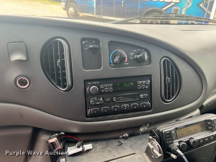 image for item HL9033 2003 Ford E350 Super Duty  ambulance