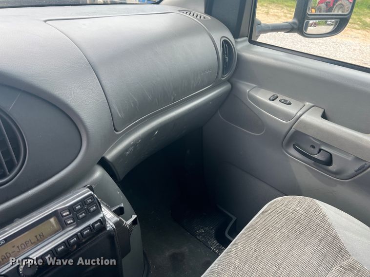 image for item HL9033 2003 Ford E350 Super Duty  ambulance