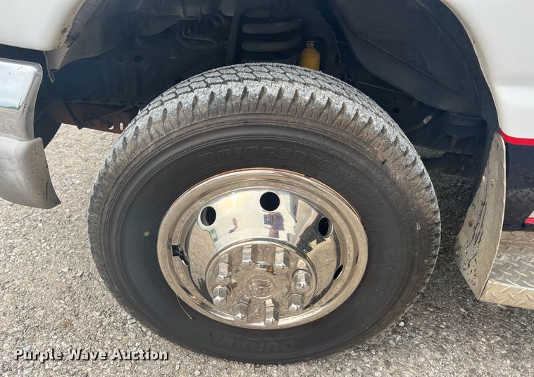 image for item HL9033 2003 Ford E350 Super Duty  ambulance