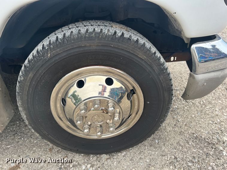 image for item HL9033 2003 Ford E350 Super Duty  ambulance