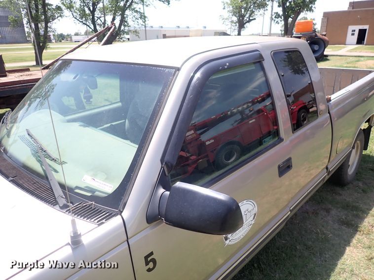 image for item HR9929 1998 Chevrolet 1500  Ext. Cab pickup truck