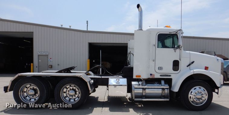 image for item JH9869 1996 Freightliner FLD112  semi truck