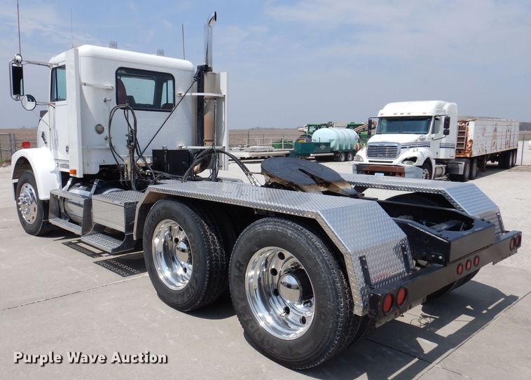 image for item JH9869 1996 Freightliner FLD112  semi truck