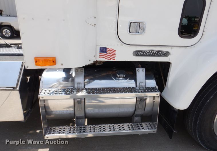 image for item JH9869 1996 Freightliner FLD112  semi truck