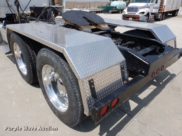 image for item JH9869 1996 Freightliner FLD112  semi truck