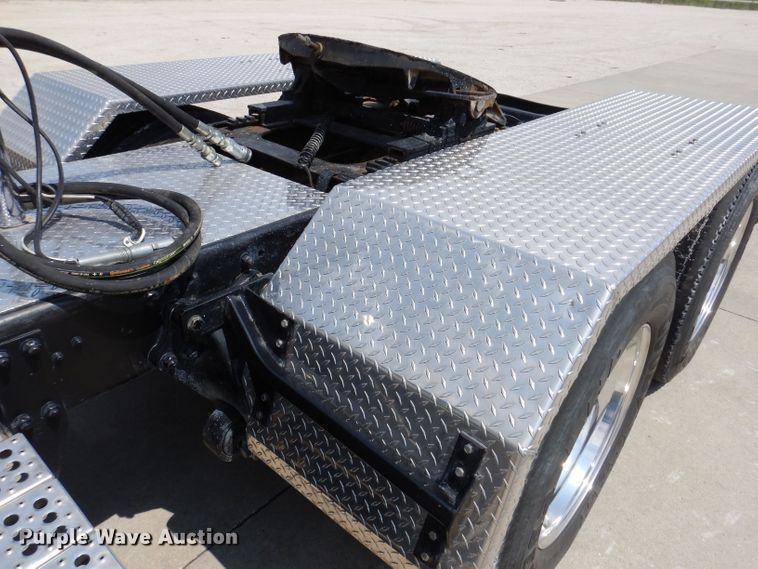 image for item JH9869 1996 Freightliner FLD112  semi truck