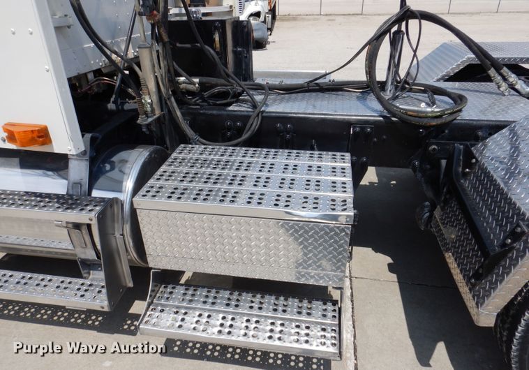 image for item JH9869 1996 Freightliner FLD112  semi truck