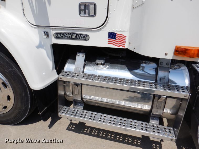 image for item JH9869 1996 Freightliner FLD112  semi truck