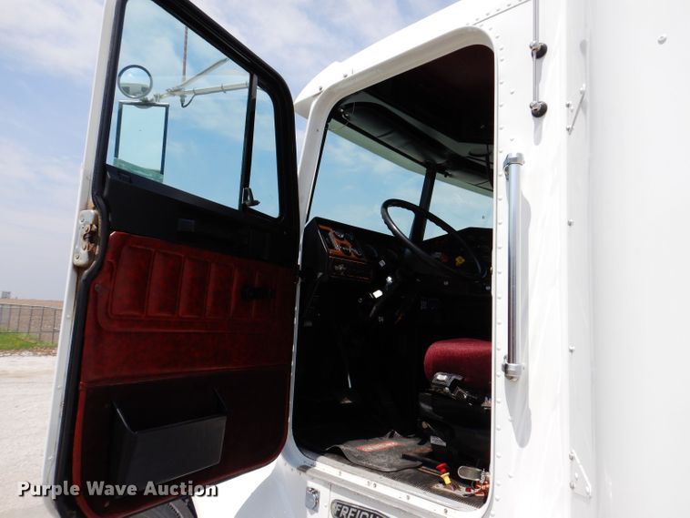 image for item JH9869 1996 Freightliner FLD112  semi truck