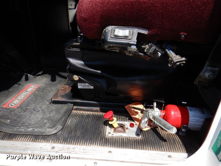 image for item JH9869 1996 Freightliner FLD112  semi truck